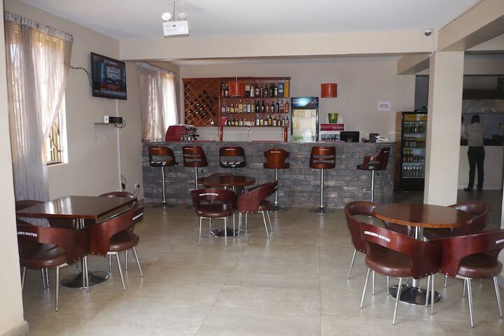 Lounge 21 of 29