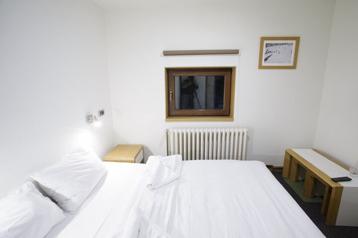Room 5 of 62