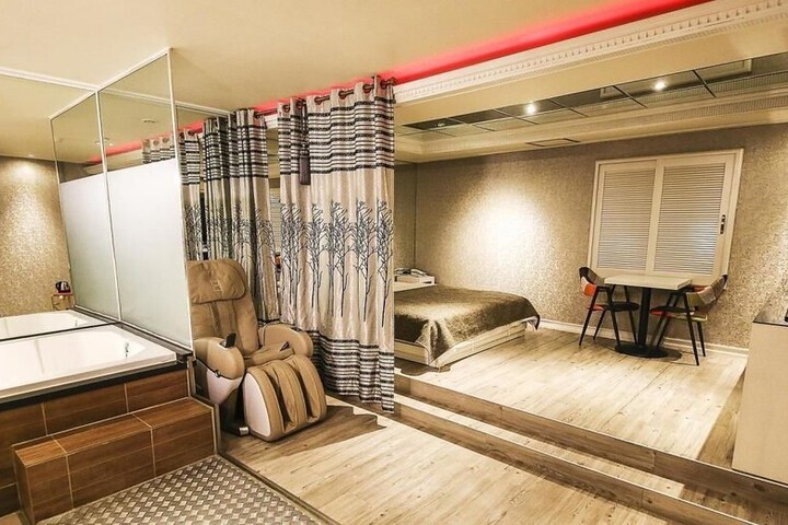 Room 42 of 57