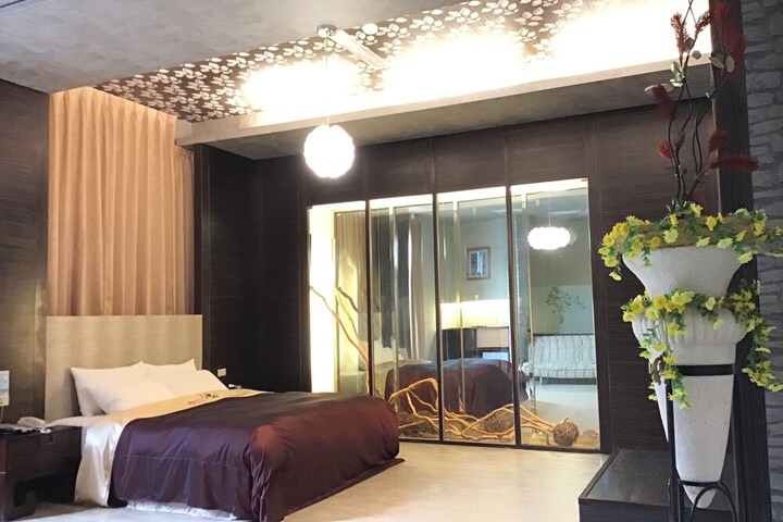 Room 6 of 33