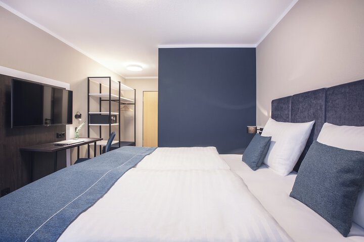 Room 9 of 80