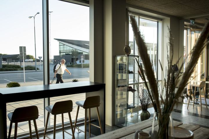 Lobby lounge