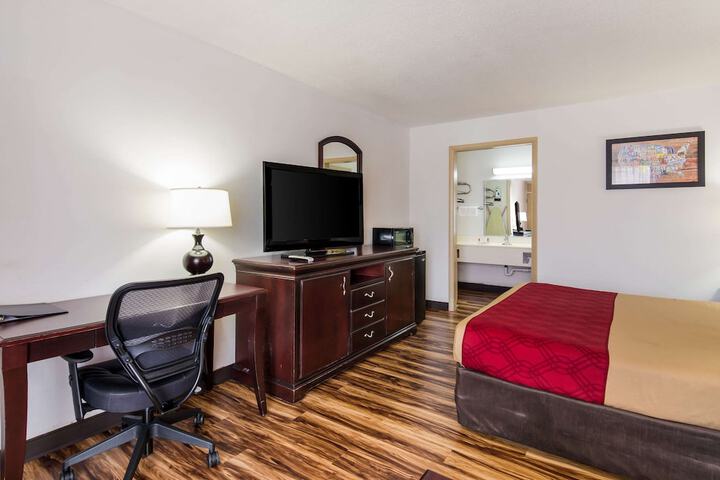 1 King Bed (5 of 7)