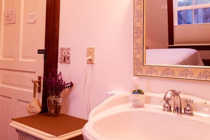 Bathroom sink