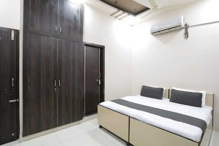 Room 9 of 12