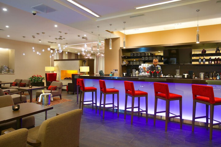 Lounge 76 of 92