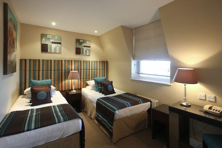 Room 52 of 100