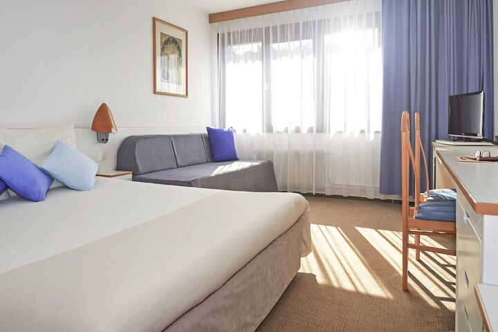 Room 10 of 140