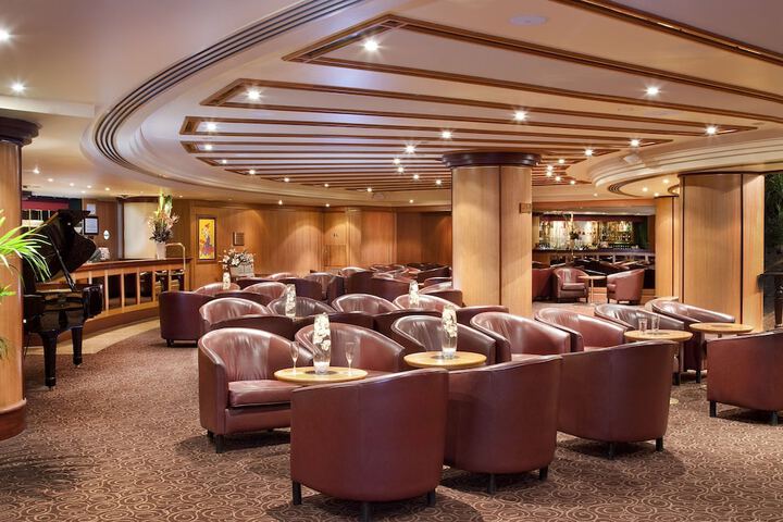Lounge 31 of 43