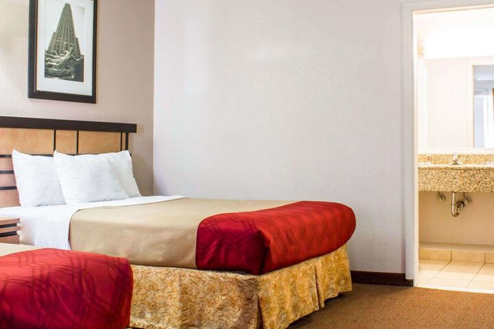 2 Double Beds (6 of 10)