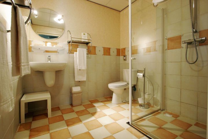 Room 12 of 38