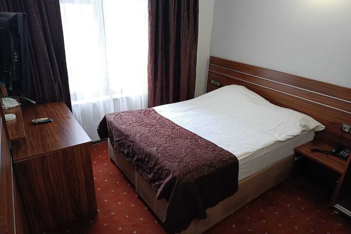 Room 7 of 18