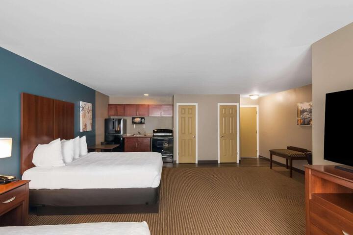 2 Queen Beds (2 of 14)
