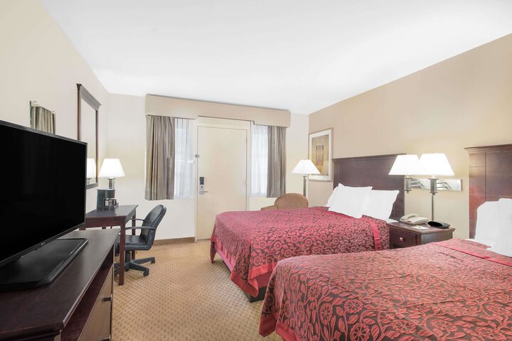 1 Queen Bed (1 of 8)