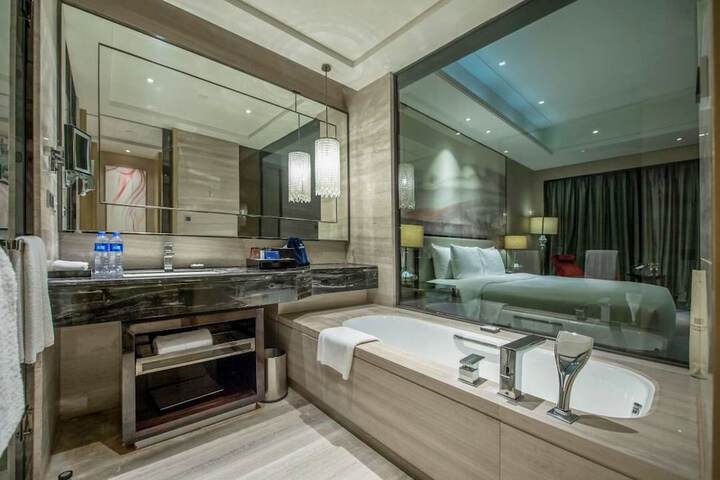 Room 10 of 36