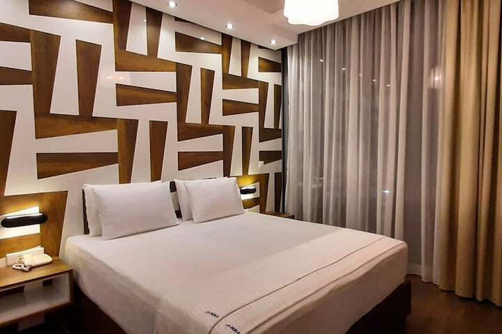 Room 33 of 140