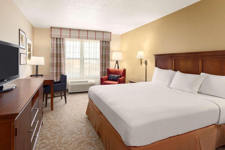 1 King Bed Microwave and Refrigerator Full Breakfast (1 of 3)