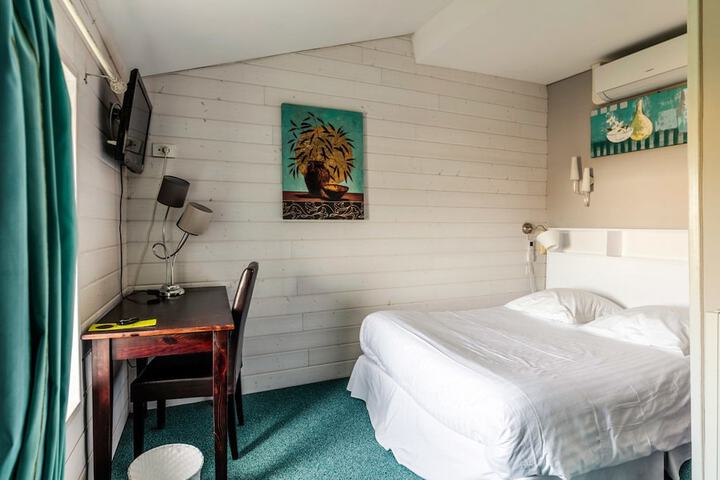Room 5 of 40