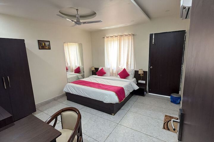 Room 2 of 44