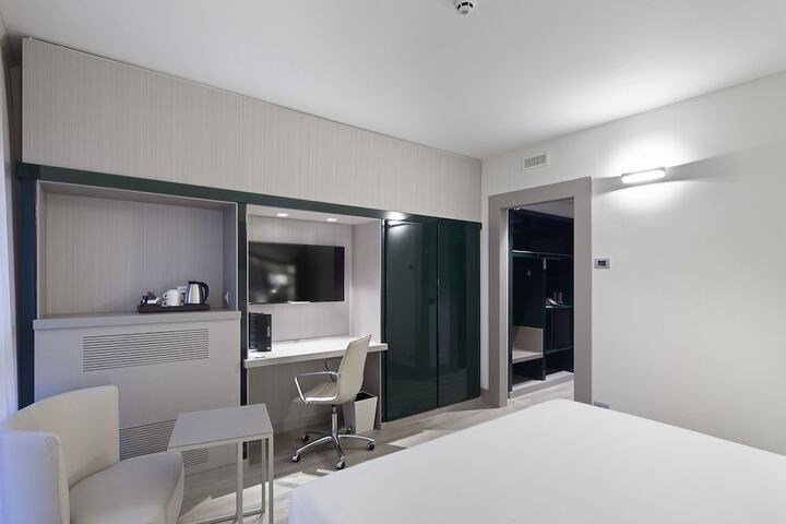 Room 32 of 79