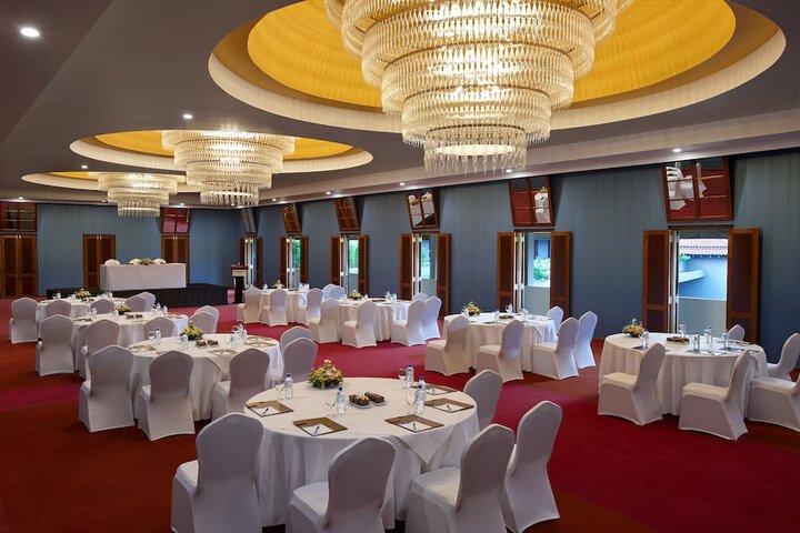 Ballroom/Hall 122 of 132