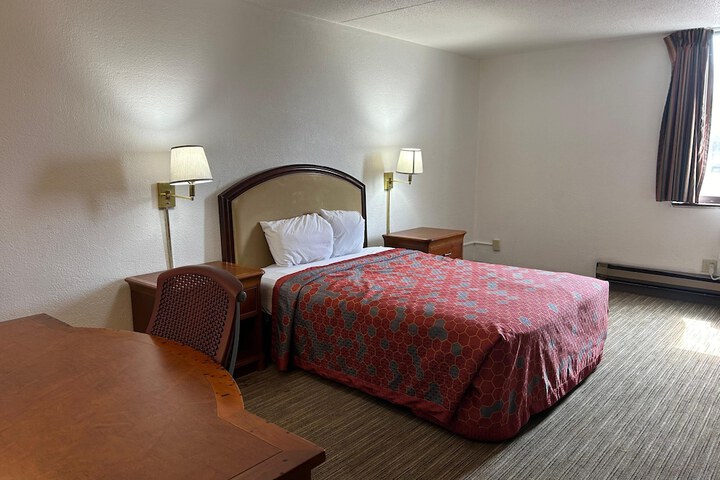 Deluxe Queen Bed (4 of 5)