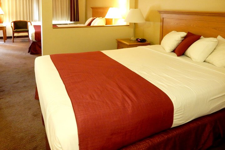 1 Queen Bed (11 of 16)
