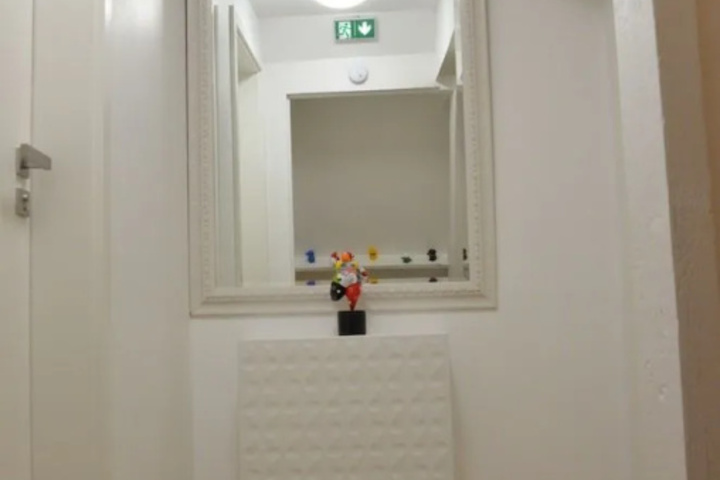 Room 12 of 16