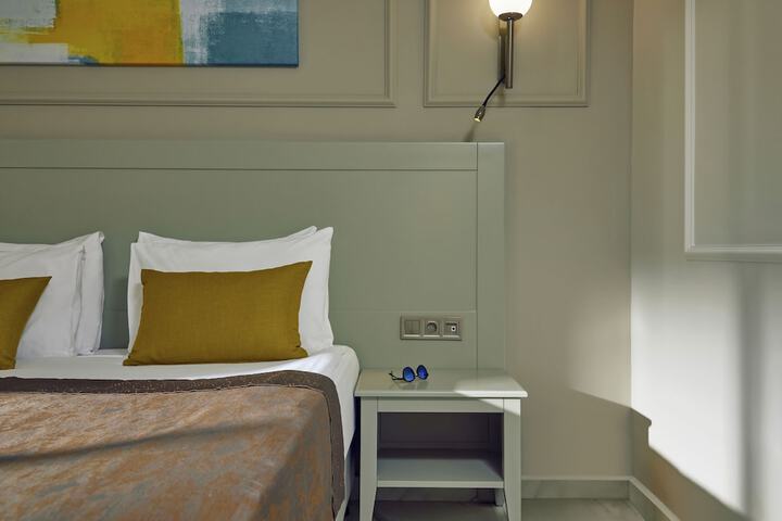 Room 12 of 83
