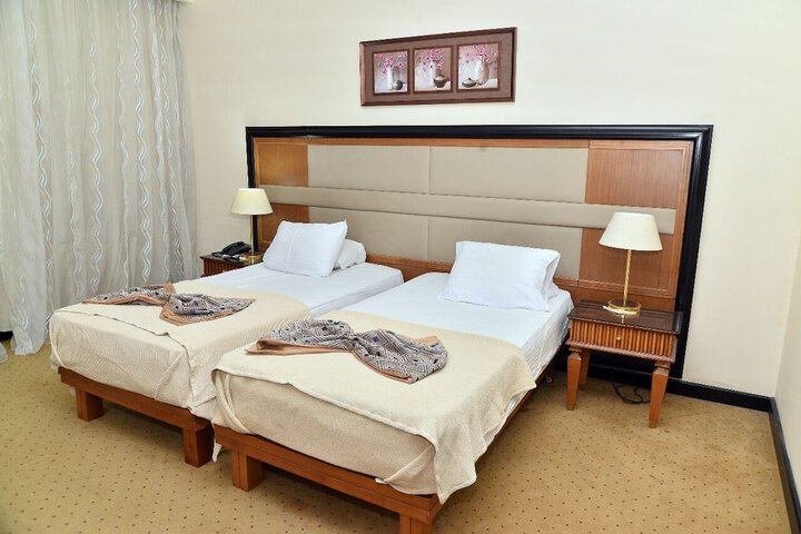 Room 6 of 16
