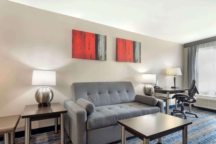 1 Queen Bed High Speed Internet Accessible Refrigerator, Coffee Maker, Hairdryer Full Breakfast (8 of 26)