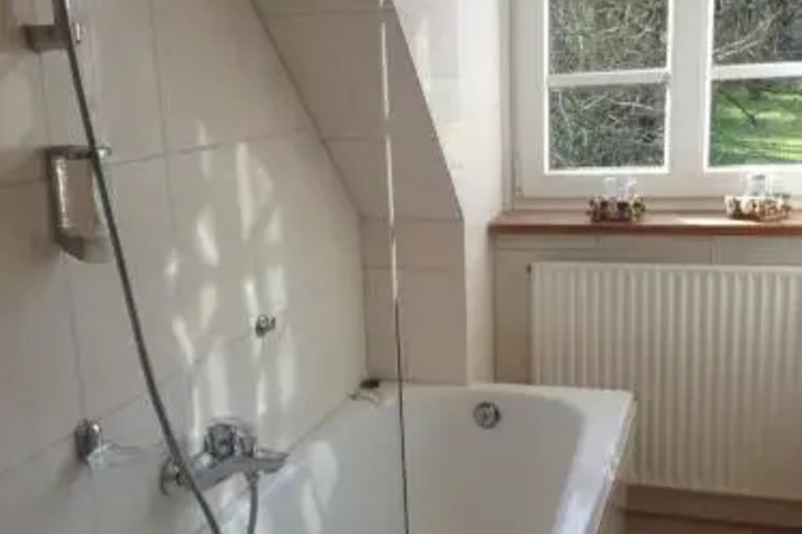 Room 6 of 8