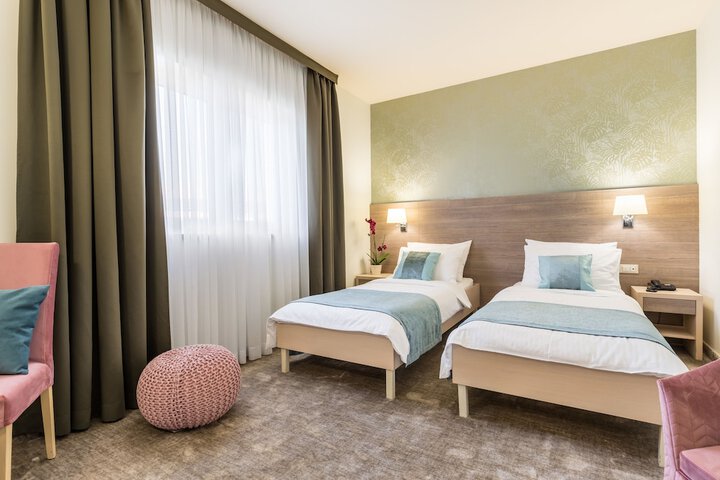 Room 16 of 82