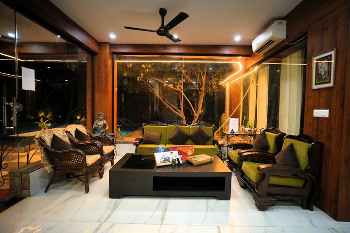 Lounge 62 of 79
