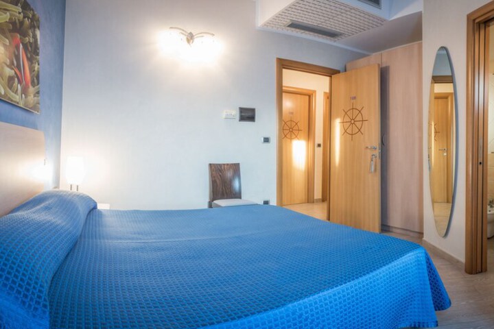 Room 5 of 40