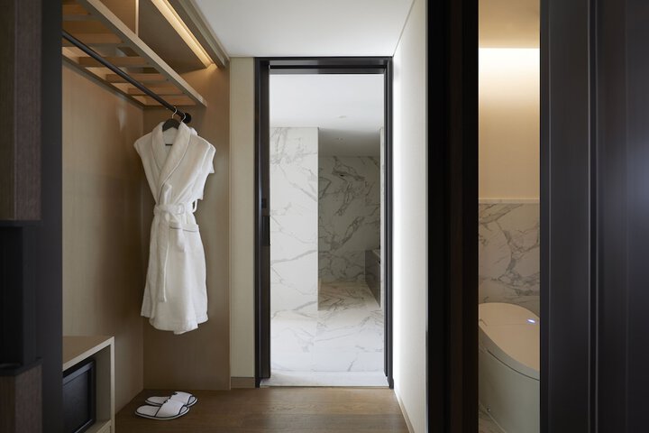 Room 52 of 147