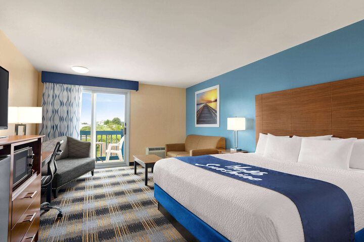 1 King Bed (3 of 7)