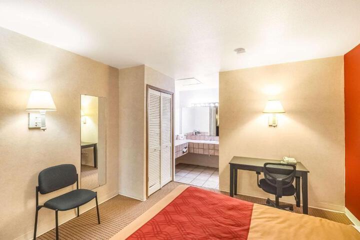 1 Queen Bed (1 of 26)