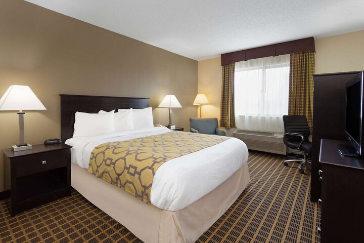 1 Queen Bed Accessible Room (1 of 9)