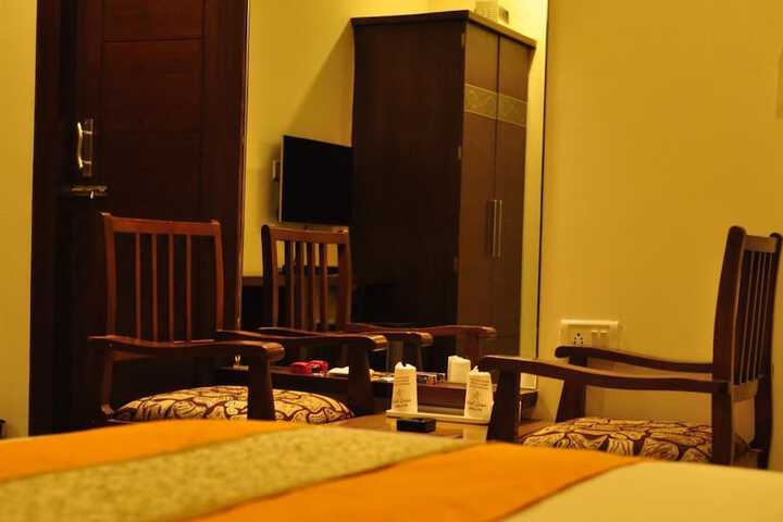 Room 6 of 13