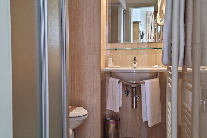 Room 9 of 21