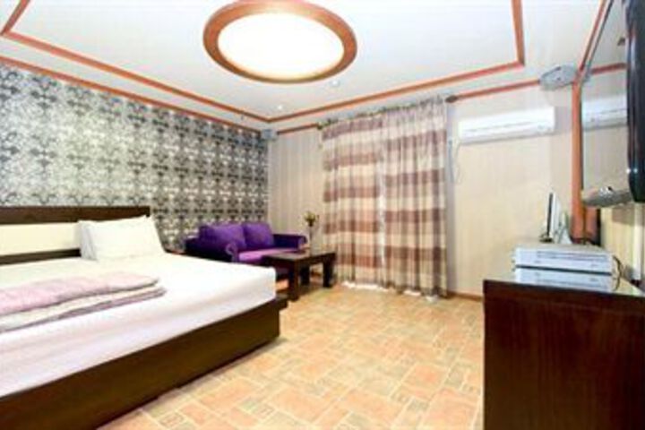 Room 4 of 8