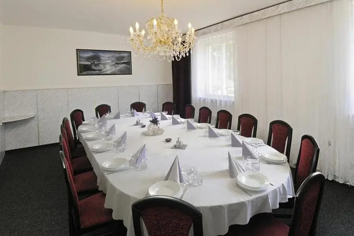 Dining 18 of 19