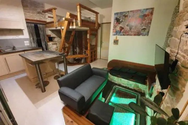 Room 6 of 7