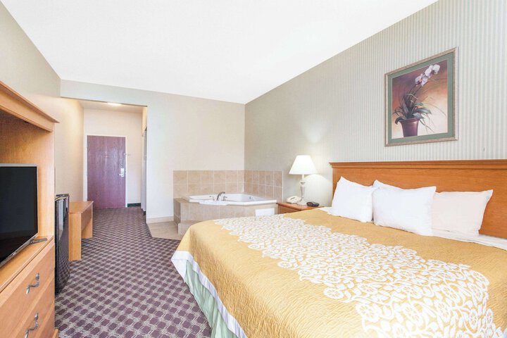 1 Queen Bed (8 of 8)