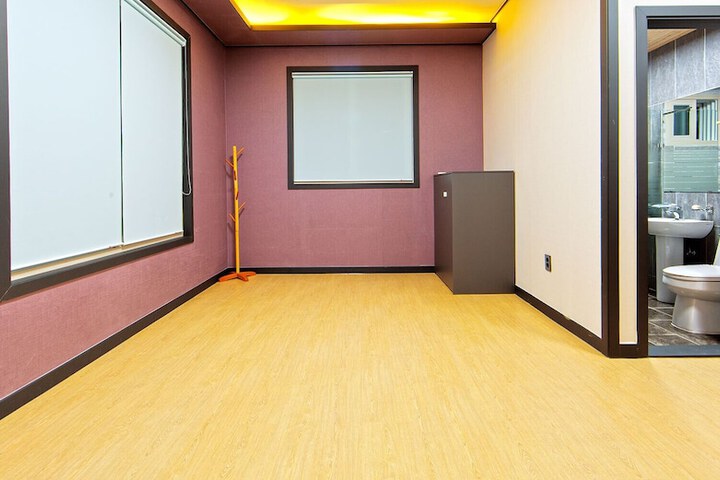 Room 25 of 51