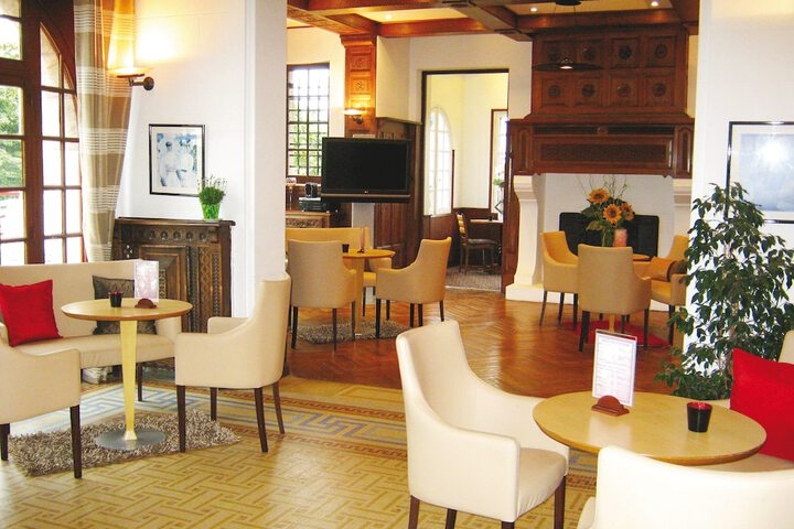 Lounge 41 of 56