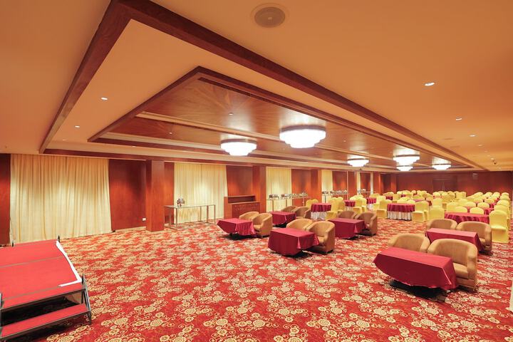 Ballroom/Hall 72 of 94
