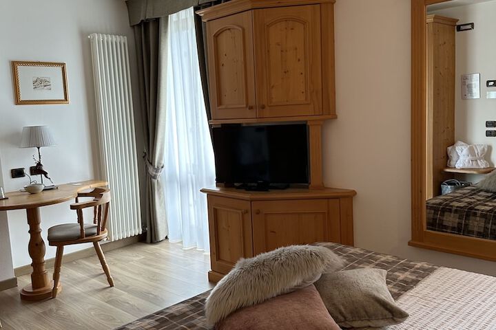Room 37 of 212