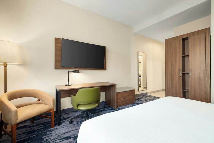 Room 11 of 32